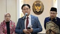 Menteri Koordinator Yusril Ihza Mahendra memberikan keterangan soal kasus pedagang es Kemayoran Sudrajat dan permohonan maaf aparat