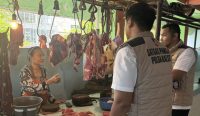 Petugas Satgas Pangan Polda Kalsel memeriksa harga bahan pokok saat sidak Pasar Kuripan Banjarmasin