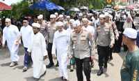 Personel Polda Kalsel mengamankan Haul Datu Kalampayan di Kabupaten Banjar