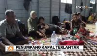 Ratusan penumpang menunggu keberangkatan di Pelabuhan ASDP Batulicin setelah gagal berangkat karena tidak memiliki tiket