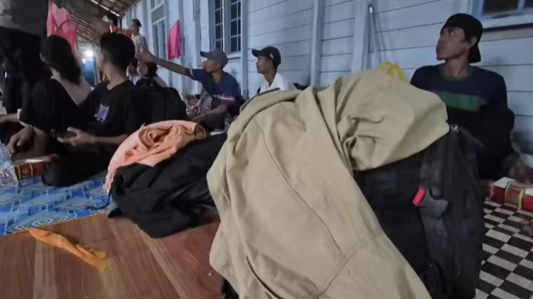 Ratusan Penumpang KMP Awu-Awu Batal Berangkat, ASDP Batulicin Akui Ada Calo  Tiket – fokus6.net