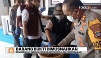 Kapolres Tala AKBP Ricky Boy Siallagan memimpin pemusnahan setengah kilogram sabu hasil pengungkapan narkoba di Mapolres Tanah Laut