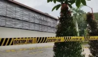 Spanduk merah penyegelan permanen terpasang di pintu bangunan Atlas Padel Kembangan Jakarta Barat oleh Dinas CKTRP DKI Jakarta