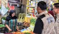 Satgas Pangan Polda Kalsel mengecek harga bapokting di Pasar Kalindo Banjarmasin jelang Idul Fitri