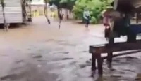 Banjir merendam pemukiman warga RT 3 Bayur Desa Tundakan Kecamatan Awayan Kabupaten Balangan Senin sore 30 Maret 2026 dengan air deras mengalir hampir mencapai lantai rumah