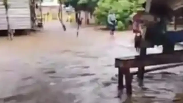 Banjir merendam pemukiman warga RT 3 Bayur Desa Tundakan Kecamatan Awayan Kabupaten Balangan Senin sore 30 Maret 2026 dengan air deras mengalir hampir mencapai lantai rumah