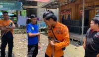 Petugas TRC BPBD Balangan menyerahkan anak bekantan yang nyasar ke pemukiman Tungkap Kelurahan Batu Piring Paringin Selatan kepada KPH Balangan untuk diteruskan ke BKSDA Kalsel