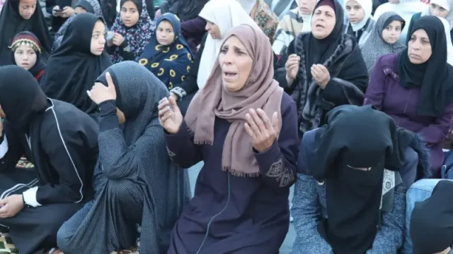 Ribuan warga Palestina memadati Alun-Alun Al-Saraya Gaza untuk melaksanakan Salat Idul Fitri 1447 H pertama kali sejak pecahnya perang pada Jumat 20 Maret 2026