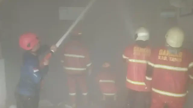 Petugas Damkar Kabupaten Tapin memadamkan kebakaran yang melanda kantor Puskesmas Pandahan di Jalan Hakim Samad Km 39 Desa Pandahan Kecamatan Tapin Tengah Senin 30 Maret 2026