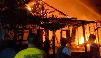 Petugas BPBD Tapin dan Damkar memadamkan kebakaran yang menghanguskan tiga rumah sewa di Jalan A Yani Kelurahan Kupang Kecamatan Tapin Utara dini hari Selasa 17 Maret 2026
