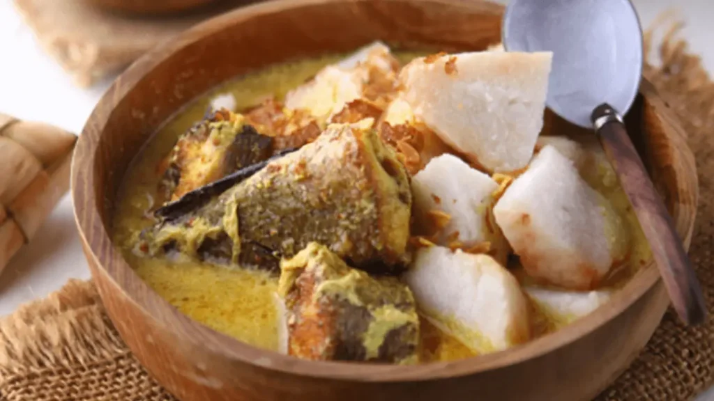 Ketupat Kandangan dengan kuah santan gurih dan ikan haruan asap khas kuliner Hulu Sungai Selatan Bumi Antaludin