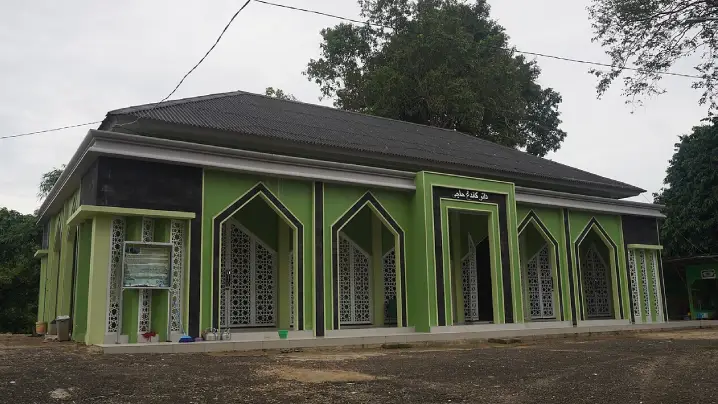 Objek wisata religi makam datuk kandang haji Balangan