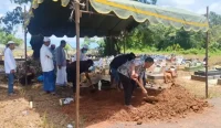 Kepala Desa Bajuin Wahyudi Rahman memberikan keterangan soal identifikasi mayat pria lansia yang ditemukan mengapung di Sungai Malangkan Desa Bajuin Kabupaten Tanah Laut