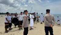 Ribuan umat Hindu mengenakan pakaian adat serba putih mengikuti prosesi Melasti di Pantai Madani Desa Sungai Loban Kecamatan Sungai Loban Tanah Bumbu Senin 16 Maret 2026