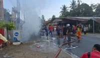 Kondisi mobil milik HAR yang hangus terbakar di depan SPBU Desa Mantuil Kecamatan Muara Harus Kabupaten Tabalong Jumat 27 Maret 2026