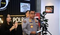 Kepala Divisi Humas Polri Irjen Johnny Eddizon Isir memberikan keterangan pers soal penyelidikan kasus penyiraman air keras aktivis KontraS Andrie Yunus di Jakarta Jumat 13 Maret 2026