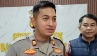 Kapolsek Banjarmasin Timur AKP Morris Widhi Harto memberikan keterangan layanan penitipan kendaraan bagi warga mudik Lebaran di Polsek Bantim