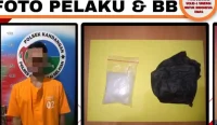 Kapolsek Kandangan Kota AKP Cahyo Sugiono menunjukkan barang bukti sabu 49 gram yang disita dari pengedar narkoba SN alias Anuy dalam penggerebekan di Desa Banua Asam Kecamatan Pandawan HST