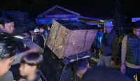 Petugas Satpol PP Hulu Sungai Selatan menertibkan alat sound system milik kelompok remaja pelanggar aturan bagarakan sahur di wilayah Daha dini hari