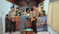 Taruna Akpol Polda Kalsel menyerahkan paket sembako kepada pengurus Panti Asuhan Banua Berkah Putra Kalimantan Selatan dalam kegiatan buka puasa bersama Rabu 18 Maret 2026