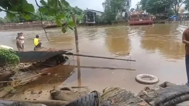 Tim SAR Banjarmasin menggunakan rubber boat menyisir Sungai Barito di Kecamatan Alalak Kabupaten Barito Kuala mencari remaja Furqon yang tenggelam Kamis 19 Maret 2026