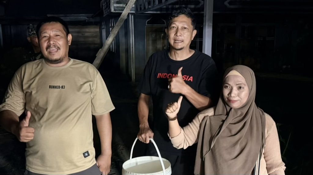 Pemain Putera Kusan FC membantu memadamkan kebakaran di Pagatan bersama TNI dan warga