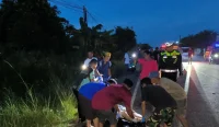 Petugas Polsek Jorong melakukan olah TKP kecelakaan maut di Jalan A Yani Km 115 Desa Asam-Asam Kecamatan Jorong Kabupaten Tanah Laut yang menewaskan dua pengendara motor Minggu dini hari 12 April 2026
