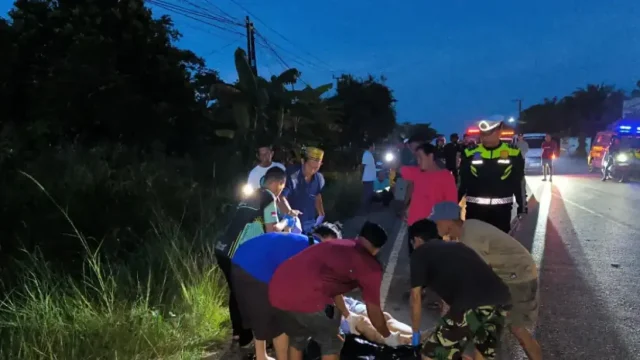Petugas Polsek Jorong melakukan olah TKP kecelakaan maut di Jalan A Yani Km 115 Desa Asam-Asam Kecamatan Jorong Kabupaten Tanah Laut yang menewaskan dua pengendara motor Minggu dini hari 12 April 2026