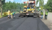 Pemerintah Kota Banjarbaru targetkan pembangunan fokus jalan lingkungan pada 2026. Kebijakan ini tetap berjalan meski anggaran infrastruktur mengalami penurunan signifikan.