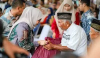 Harjad ke-27 Banjarbaru bagikan 550 paket sembako Banjarbaru ke KPM di lima kecamatan. Wali Kota Lisa serahkan langsung di Expo Lapangan Murdjani.