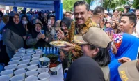 Wali Kota Banjarbaru Hj Erna Lisa Halaby bersama Menteri UMKM Maman Abdurrahman dan Menteri LH Hanif Faisol Nurofiq dalam peringatan Hari Jadi ke-27 Kota Banjarbaru
