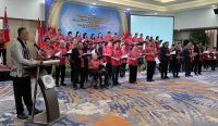 Ketua PSMTI Kalsel baru Hiandrasyah The bersama Ketua Umum PSMTI Pusat Wilianto Tanta dalam prosesi pelantikan pengurus PSMTI Kalsel periode 2025-2029 di Banjarmasin