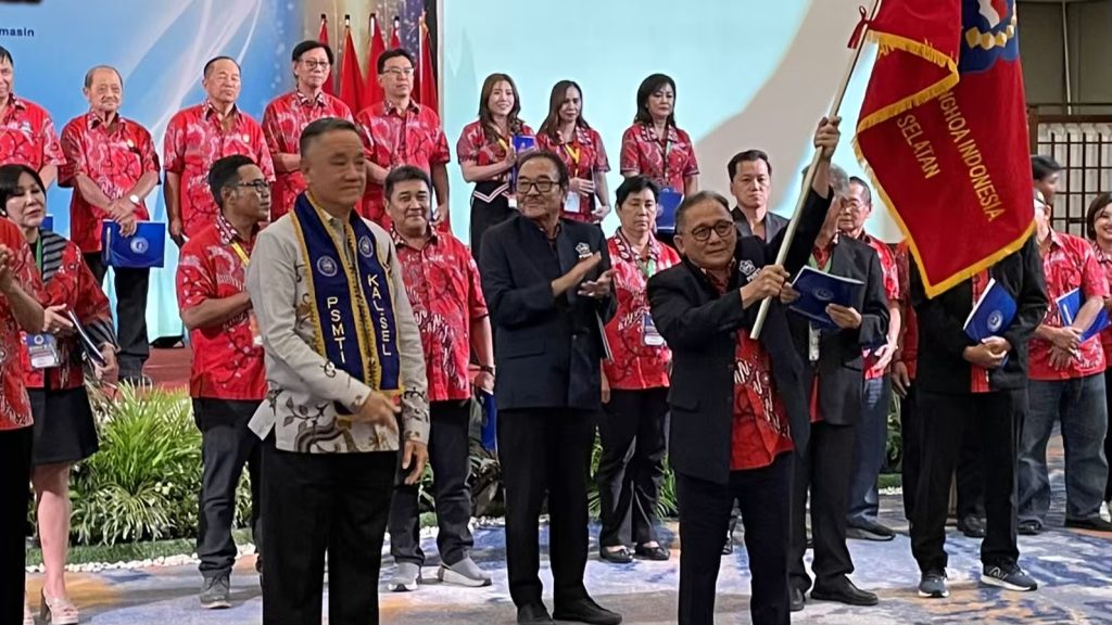 Ketua PSMTI Kalsel baru Hiandrasyah The bersama Ketua Umum PSMTI Pusat Wilianto Tanta dalam prosesi pelantikan pengurus PSMTI Kalsel periode 2025-2029 di Banjarmasin