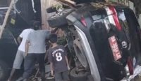 Mobil dinas operasional milik Camat Kurau mengalami kecelakaan hingga terbalik di Desa Batu Tungku, Kecamatan Panyipatan, Kabupaten Tanah Laut, Minggu (19/4/2026) sekitar pukul 07.00 WITA