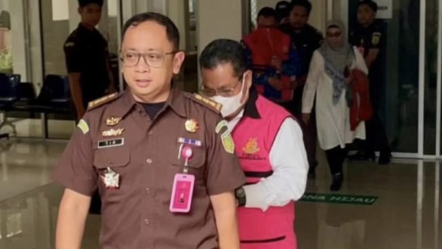 Kejaksaan Negeri Banjarmasin menetapkan eks Kadisdik Kota Banjarmasin, Nuryadi, dan mantan Kabid Pembinaan SD, Ibnul Qayyim, sebagai tersangka kasus dugaan korupsi pengadaan sewa server jaringan