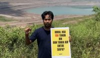 Direktur Eksekutif Daerah Walhi Kalsel Raden Rafiq SFW menyampaikan tuntutan kepada Menteri LH baru Jumhur Hidayat terkait perlindungan hutan