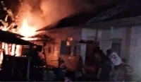 Petugas dan warga memadamkan kebakaran rumah di Desa Dangu HST