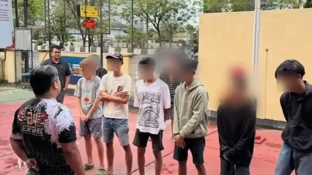 Enam remaja yang terlibat keributan di Jalan Keramat Banjarmasin diamankan Polsek Banjarmasin Timur untuk pembinaan bersama orang tua mereka Sabtu malam 11 April 2026