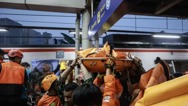 Korban tewas tabrakan Kereta Api Argo Bromo Anggrek dengan KRL Commuter Line di Stasiun Bekasi Timur bertambah menjadi 14 orang per Selasa (28/4/2026) pukul 08.45 WIB.