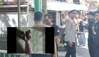 Polisi memasang garis pengaman di lokasi temuan benda mirip mortir di Banjarmasin