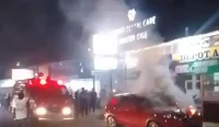 Mobil pribadi yang terparkir di tepi Jalan Jenderal Sudirman, Desa Hamalau, Kecamatan Sungai Raya, tiba-tiba terbakar pada Minggu (19/4/2026) malam sekitar pukul 20.15 WITA.