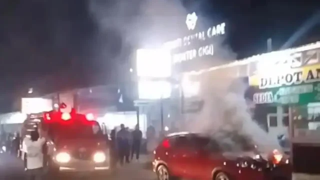 Mobil pribadi yang terparkir di tepi Jalan Jenderal Sudirman, Desa Hamalau, Kecamatan Sungai Raya, tiba-tiba terbakar pada Minggu (19/4/2026) malam sekitar pukul 20.15 WITA.