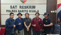 Petugas Polsek Rantau Badauh dan Satreskrim Polres Batola menggiring pelaku AY yang menganiaya Guru HM Husin Kaderi dengan parang di Kecamatan Rantau Badauh Barito Kuala setelah penangkapan di Desa Pindahan Baru