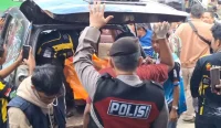 Petugas PMK dan relawan melakukan evakuasi pria paruh baya yang ditemukan meninggal di dalam kamar Gang 3 Jalan Kenanga eks lokalisasi Pembatuan Landasan Ulin Banjarbaru