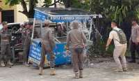 Satuan Polisi Pamong Praja (Satpol PP) Balangan menertibkan aktivitas pedagang kaki lima (PKL) dan penyedia permainan anak di kawasan Taman Sanggam, Kecamatan Paringin, Kamis (30/04/2026).