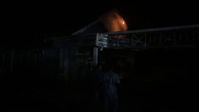 Pemain Putera Kusan FC membantu memadamkan kebakaran di Pagatan bersama TNI dan warga