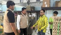 Satgas Pangan Polda Kalsel memantau harga bahan pokok di Pasar Antasari Banjarmasin