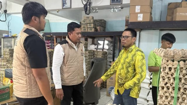 Satgas Pangan Polda Kalsel memantau harga bahan pokok di Pasar Antasari Banjarmasin