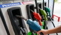 Papan harga BBM Pertamina di SPBU Kalimantan Selatan April 2026 yang tidak mengalami kenaikan sesuai arahan Presiden Prabowo Subianto