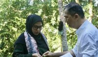 Wali Kota Banjarbaru Erna Lisa Halaby menanam pohon gaharu dalam program Kartini Hebat Banjarbaru untuk mengajak perempuan peduli lingkungan.
